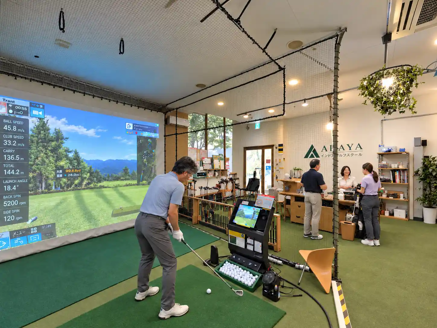 シミュレーター打席と受付カウンター